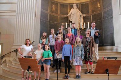 Der Familienchor singt