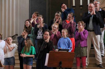 Der Familienchor singt